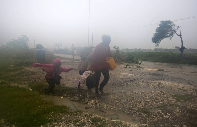 Matthew se debilitó a categoría 3 cerca de la costa de Florida