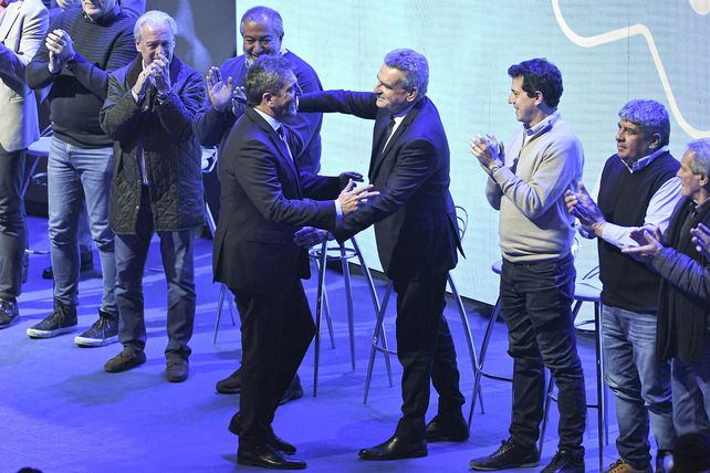 Abrazo de Sergio Massa y Agustín Rossi, precandidatos a presidente y vice de la Nación. 