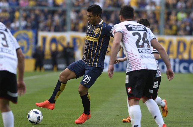 Toque de calidad. Teófilo Gutiérrez controla la pelota con su habitual destreza técnica . El colombiano buscará anotar su primer gol con la camiseta auriazul.&nbsp;