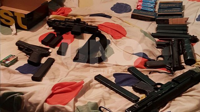 Cayó una banda de delincuentes con armas y balas de guerra, drogas, chaleco antibalas y 30 mil pesos