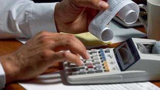 Afip cree que la mitad de los monotributistas factura de más