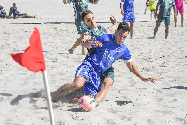 Argentino logró dos triunfos en el inicio de la Liga Nacional de Fútbol Playa.