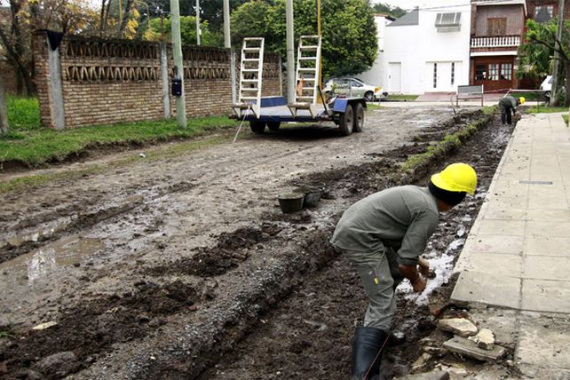 Con el aporte de vecinos y la U. Católica, se realiza otra cuadra de pavimento articulado
