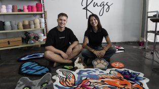 Martín Navas y Milena Gota en su taller, donde tienen el bastidor y los equipos para poder confeccionar las alfombras.