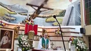 Un sacerdote murió aplastado por una cruz que cayó durante una misa transmitida en vivo