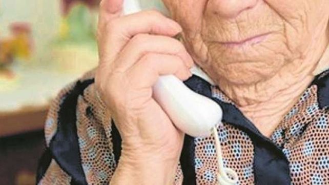 Secuestro virtual: engañaron a una abuela en el macrocentro y entregó dólares, pesos y alhajas