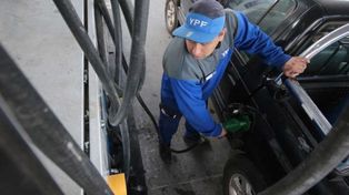 El gobierno negocia con las petroleras una baja en los combustibles