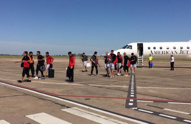 Así llegaba el plantel a Santa Fe después de llegar a la final en la Sudamericana.&nbsp;