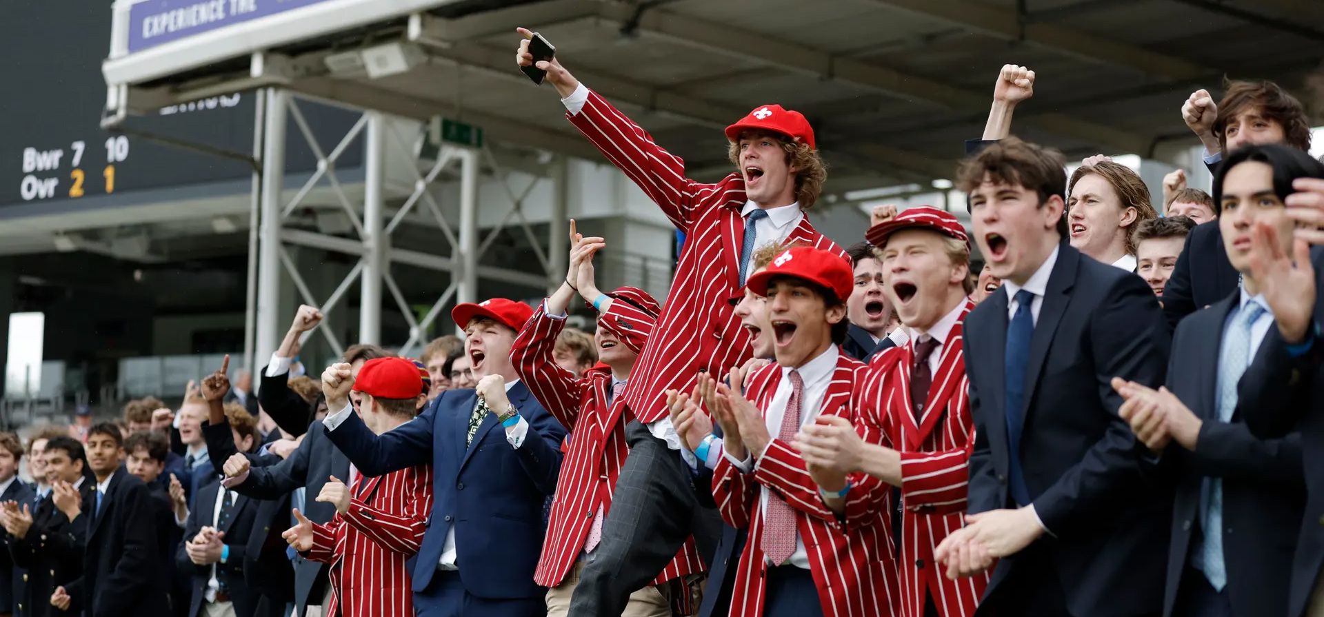 Londres, Reino Unido. Estudiantes de Eton College celebran cuando Wingfield Digby reclama el primer wicket del día durante el partido de cricket Eton v Harrow en Lords Cricket Ground. Fotografía: Tom Jenkins/The Guardian