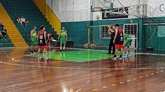 Regatas (SF) goleó a CUST A y quedó como único puntero del cuadrangular repechaje del Torneo Oficial.&nbsp;