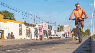 Hay largos tramos de la ciclovía sin los bastones flexibles y con la línea reglamentaria despintada. Además, en algunos sectores hay basura acumulada