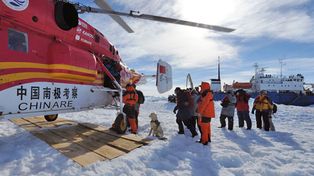 Rescataron a los pasajeros del buque varado en la Antártida