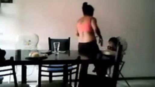 Una niñera de Paraná fue filmada cuando le pegaba a un nene de un año y medio