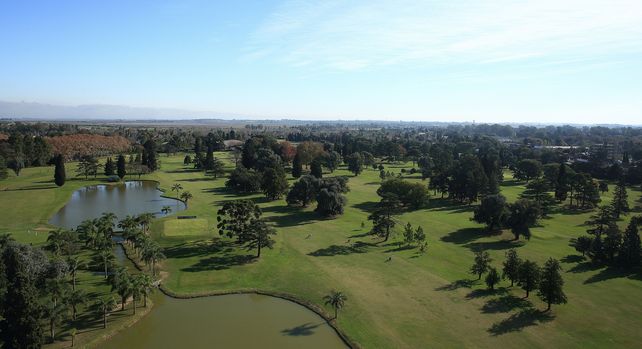 Vista aérea de la cancha de golf de 18 hoyos en el Jockey Club