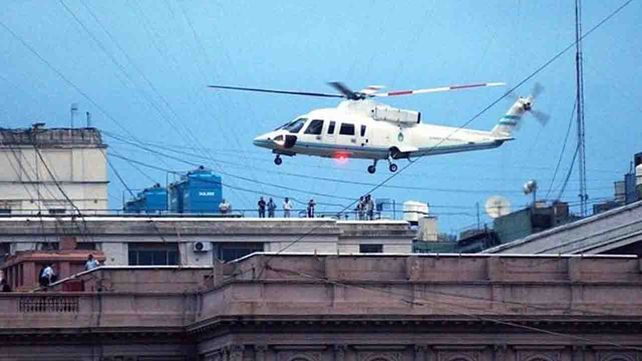 El momento en que De la Rúa dejaba el gobierno en diciembre de 2001.