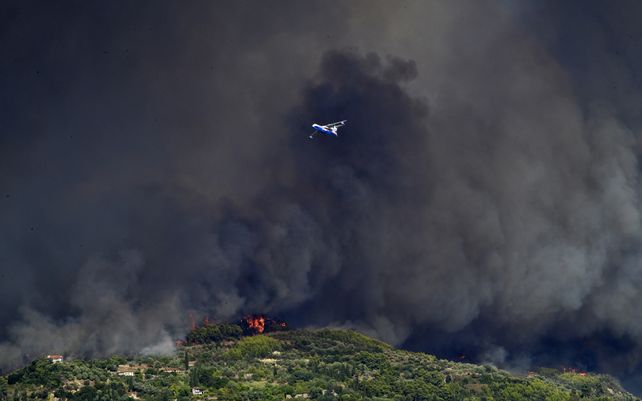 Grecia batalla contra los incendios a las puertas de Atenas
