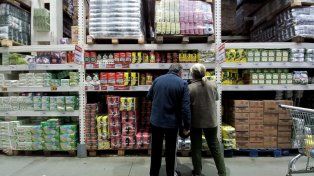 A los mayoristas de Santa Fe van menos comerciantes y más familias