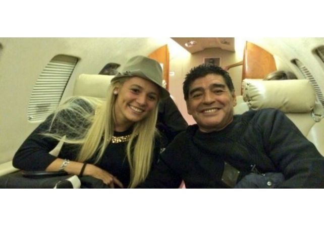 Diego Maradona llegó a la Argentina con Rocío Oliva