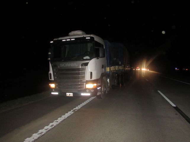 Rescatan con vida a un camionero entre hierros retorcidos después de un violento choque