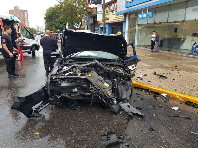 El patrullero quedó con la trompa muy destruida. (Foto: @leodelga2)