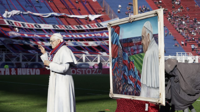 La estatua del Papa Francisco y el cuadro del extinto Sumo Pontífice con la hinchada de San Lorenzo