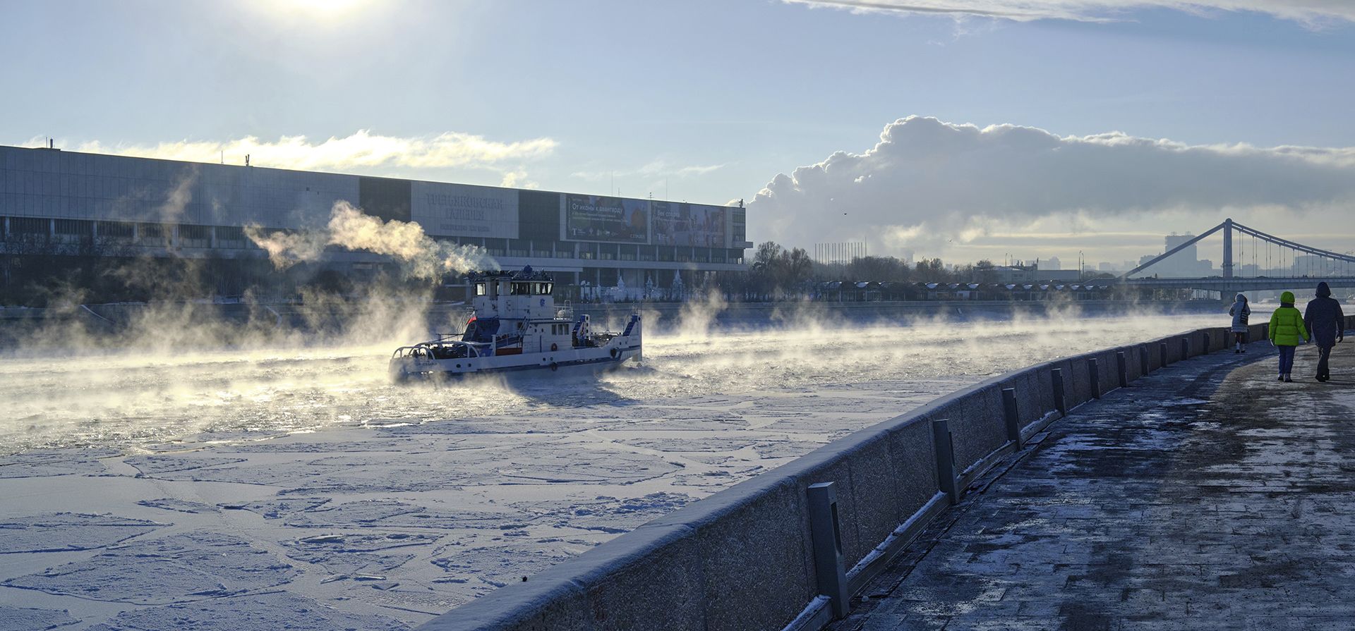 Un rompehielos opera en el congelado río Moscú durante un frío día de invierno en Moscú, Rusia, el viernes 5 de enero de 2024. La capital rusa disfruta de un clima invernal inusualmente frío, con temperaturas que alcanzaron alrededor de -18 C durante el día y -20 C por la noche. (Foto AP/Yuri Degtyarev) Un rompehielos opera en el congelado río Moscú durante un frío día de invierno en Moscú, Rusia, el viernes 5 de enero de 2024. La capital rusa disfruta de un clima invernal inusualmente frío, con temperaturas que alcanzaron alrededor de -18 C durante el día y -20 C por la noche. (Foto AP/Yuri Degtyarev)