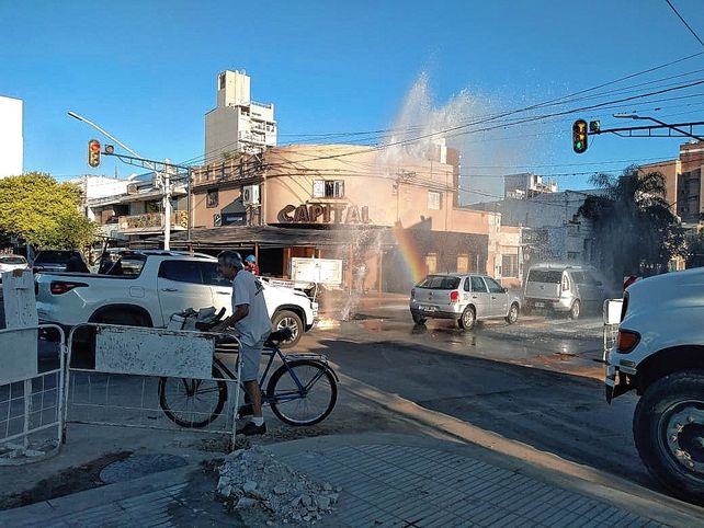 Una fuente de agua en pleno Bulevar. La situación se originó por los trabajos de Aguas Santafesinas en el lugar.&nbsp;