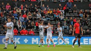 Colón reaccionó a tiempo y evitó la derrota en Santa Fe