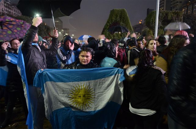 La lluvia no fue impedimento para algunos hinchas en el Obelisco.