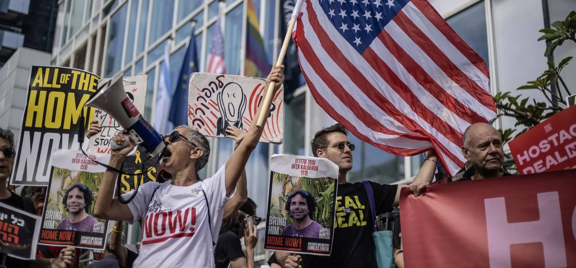 Los manifestantes esperan al secretario de Estado de Estados Unidos, Antony Blinken. Familiares de prisioneros israelíes en la Franja de Gaza y sus partidarios se reunieron frente al hotel de Blinken, pidiendo un alto el fuego, Tel Aviv, Israel. Fotografía: Anadolu/Getty Images Los manifestantes esperan al secretario de Estado de Estados Unidos, Antony Blinken. Familiares de prisioneros israelíes en la Franja de Gaza y sus partidarios se reunieron frente al hotel de Blinken, pidiendo un alto el fuego, Tel Aviv, Israel. Fotografía: Anadolu/Getty Images
