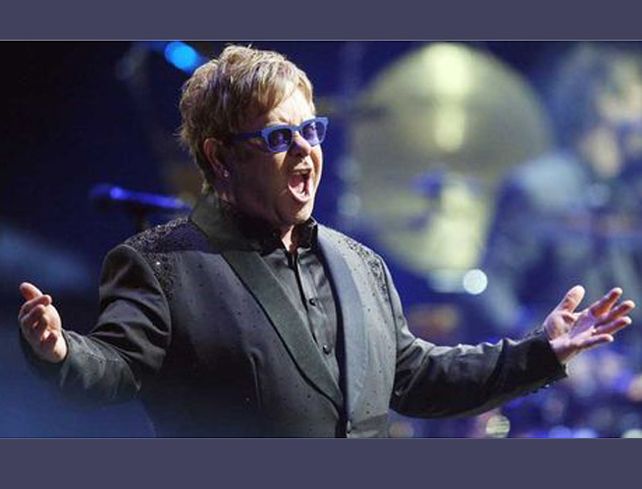 El cantante británico Elton John se presentó el jueves 28 de febrero de 2013