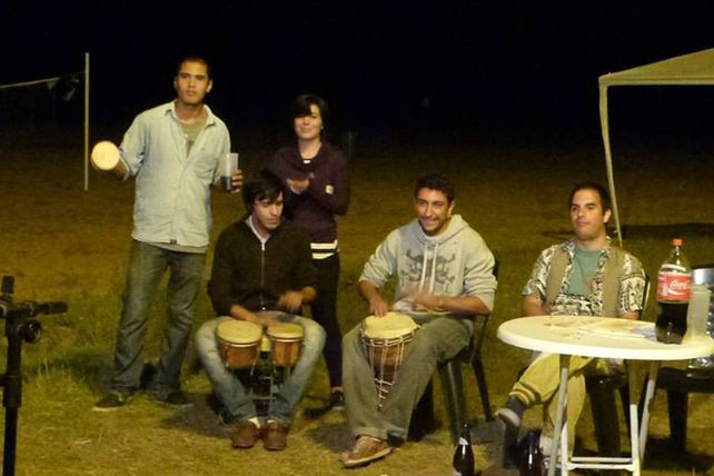 Los vecinos de El Pozo arreglan “el patio del barrio”, ladrillo a ladrillo
