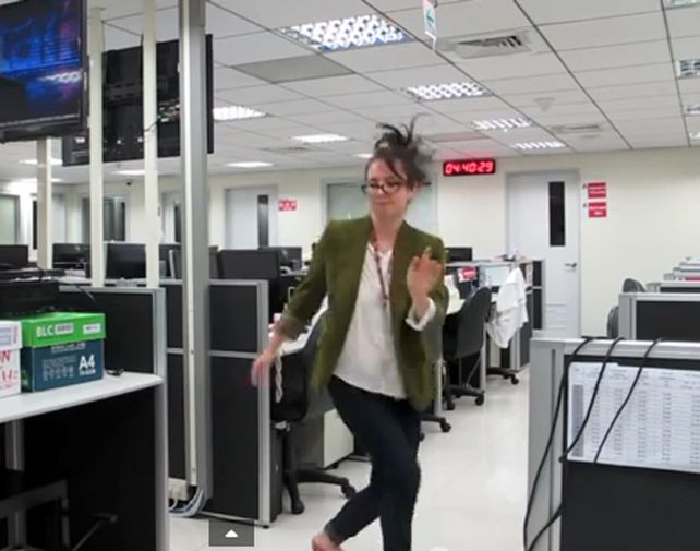 La periodista de la empresa taiwanesa renunció a puro baile.