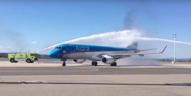 Con el tradicional bautismo de bienvenida, despegó el vuelo inaugural entre Rosario y Punta del Este