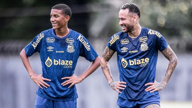 El juvenil Robinho Jr. y Neymar durante una práctica en Santos.