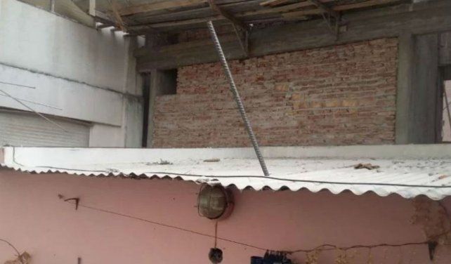 Cayó una barra de hierro de una obra y casi lastima a una nena de tres años