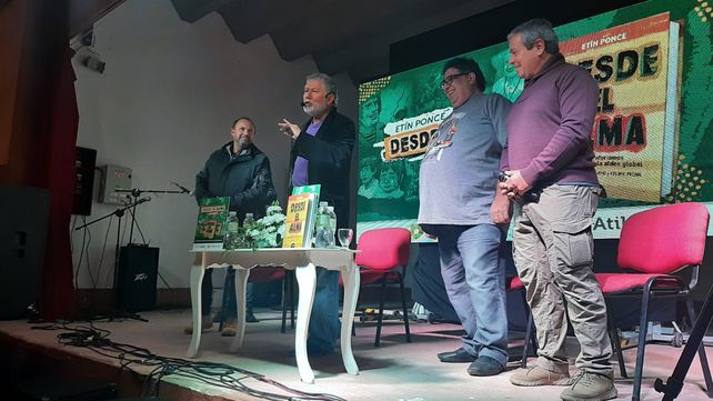 Etín Ponce presentó su libro en la sede El Trébol de Atilra