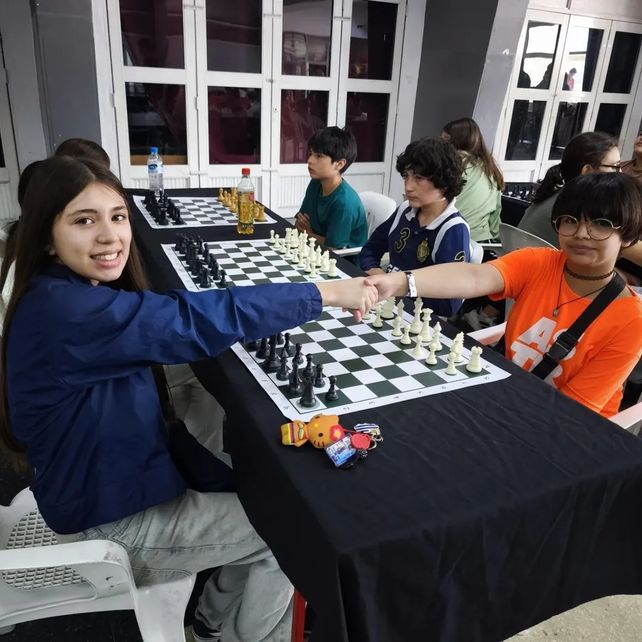 Dos chicas se saludan antes de comenzar una partida en un torneo juvenil en el club Provincial, organizado por la Asociación Rosarina de Ajedrez.
