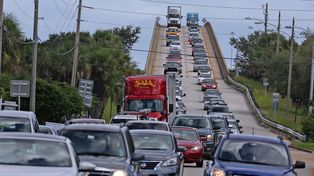 Una autopista de Merrit Island muestra a centenares de vehículos huyendo en dirección opuesta al huracán.