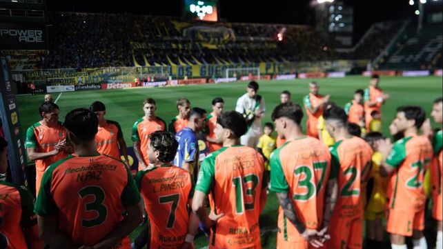 Los jugadores de Banfield le hicieron el pasillo de campeón a sus colegas de Central.