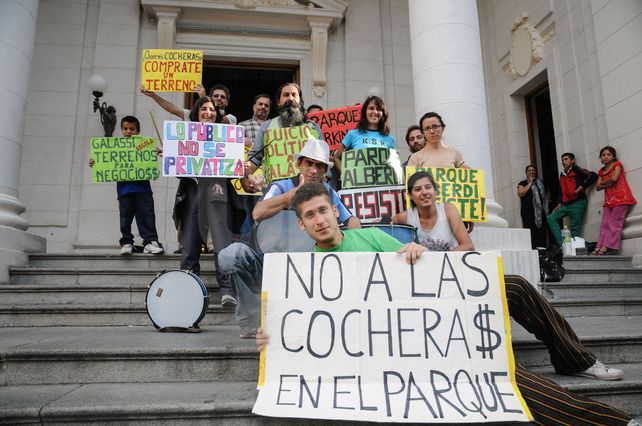 Los asambleístas fueron este jueves a la Legislatura para pedirle por la situación dominial del espacio verde.