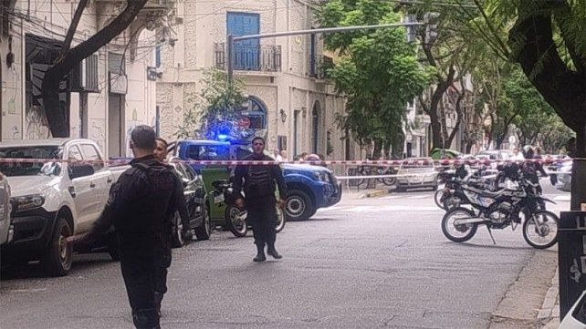 Una decenas de efectivos policiales trabajaron en el lugar del hallazgo.