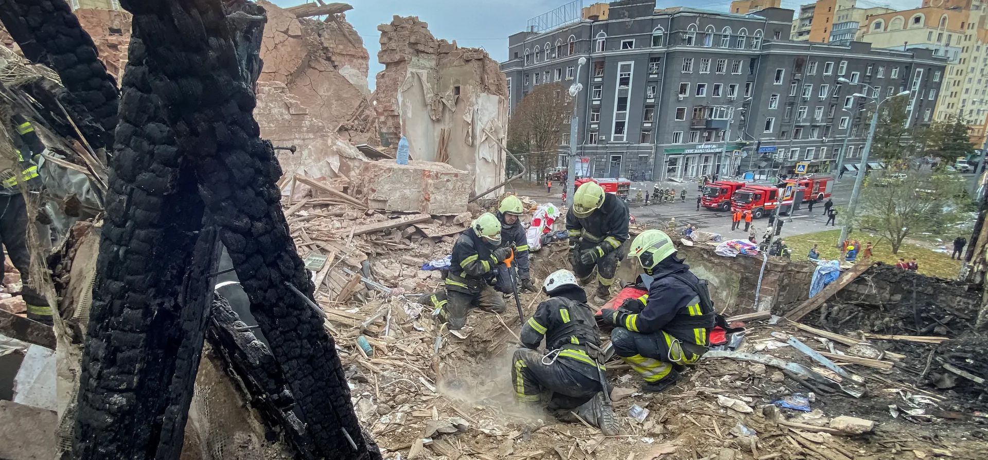 Járkov, Ucrania. Los rescatistas trabajan para desenterrar el cuerpo de un niño de 10 años llamado Tymofii de los escombros en el sitio de un edificio residencial destruido por un ataque con misiles rusos. Fotografía: Reuters