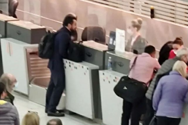 Gabriel Rojas Londoño (de azul, a la izquierda) en un aeropuerto. El colombiano que controlaba el cargamento que debía salir de Rosario.