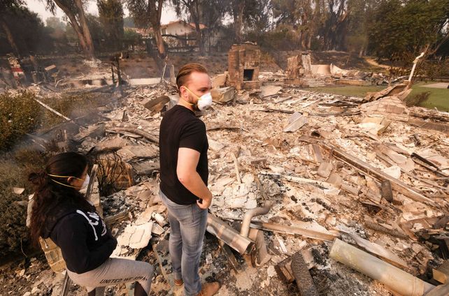 Devastación. Una joven pareja observa desolada los restos irreconocibles de su casa en Malibú.