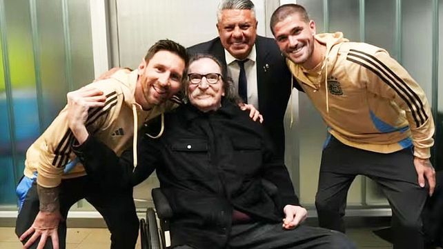 Charly García disfrutó del partido Argentina vs Venezuela como un fanático más desde las plateas. Se sacó fotos con Leo Messi y le agradeció en sus redes&nbsp;