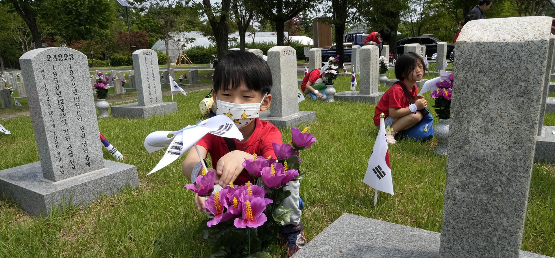 Un alumno de jardín de infantes coloca un molinillo de la bandera nacional de Corea del Sur frente a la lápida de un soldado que murió durante la Guerra de Corea de 1950-1953, en la víspera del Día de los Caídos, el lunes 5 de junio 2023. (Foto AP/Ahn Young-joon) Un alumno de jardín de infantes coloca un molinillo de la bandera nacional de Corea del Sur frente a la lápida de un soldado que murió durante la Guerra de Corea de 1950-1953, en la víspera del Día de los Caídos, el lunes 5 de junio 2023. (Foto AP/Ahn Young-joon)