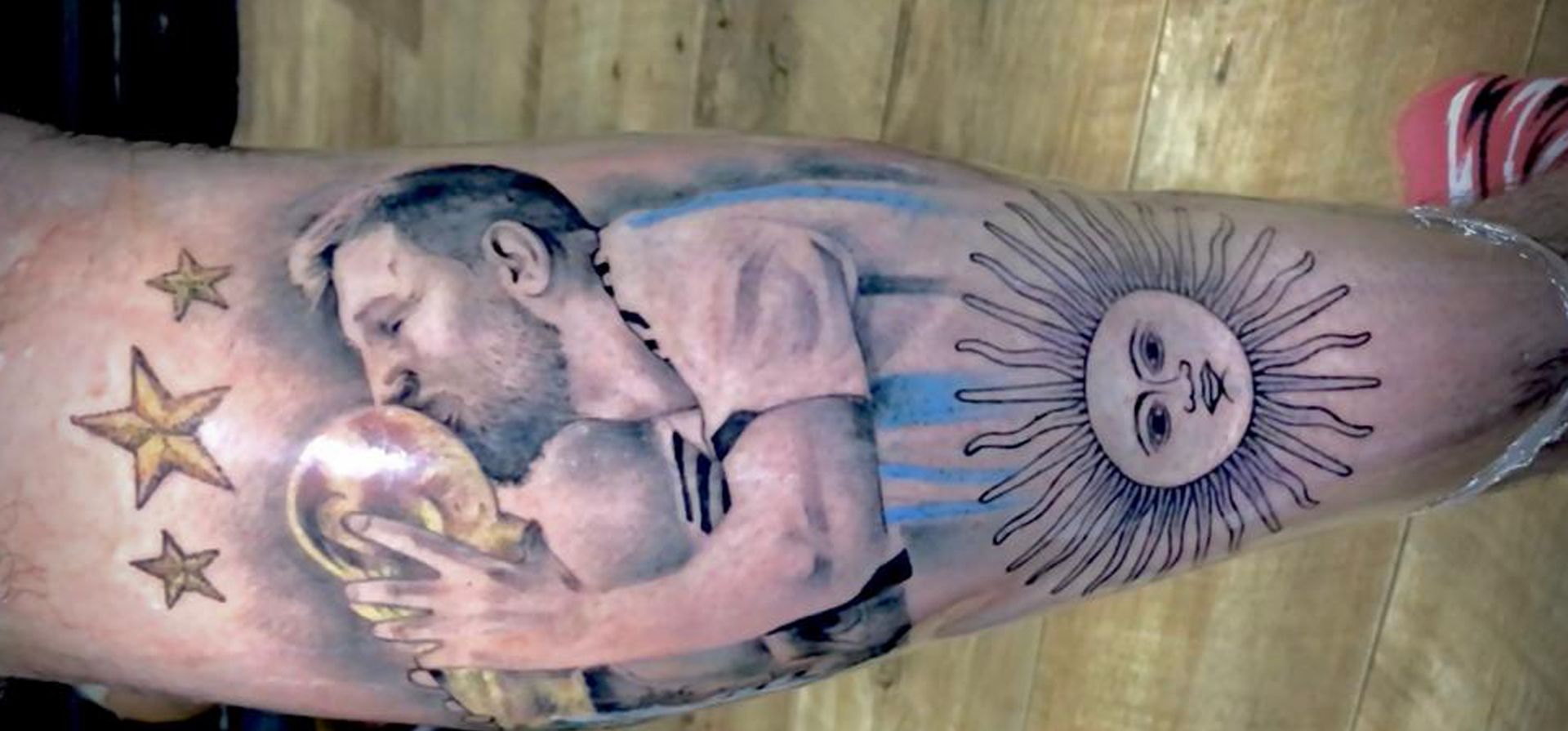 Furor en Rosario por los tatuajes de Messi, la copa y las tres estrellas