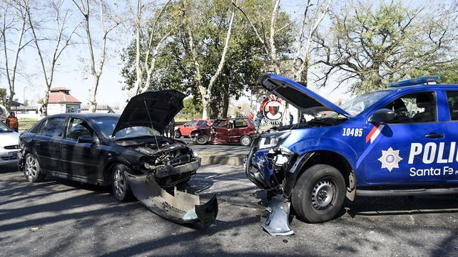 Terrible impacto en 27 de Febrero y Buenos Aires. Policías en persecución de delincuentes colisionaron contra auto particular.&nbsp;