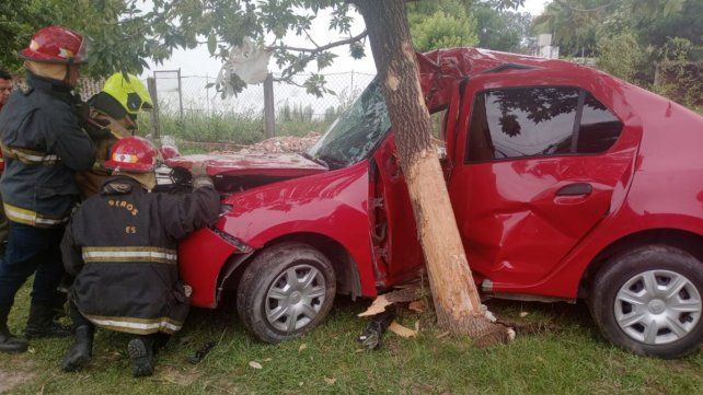 Murió el conductor del auto que chocó contra un árbol